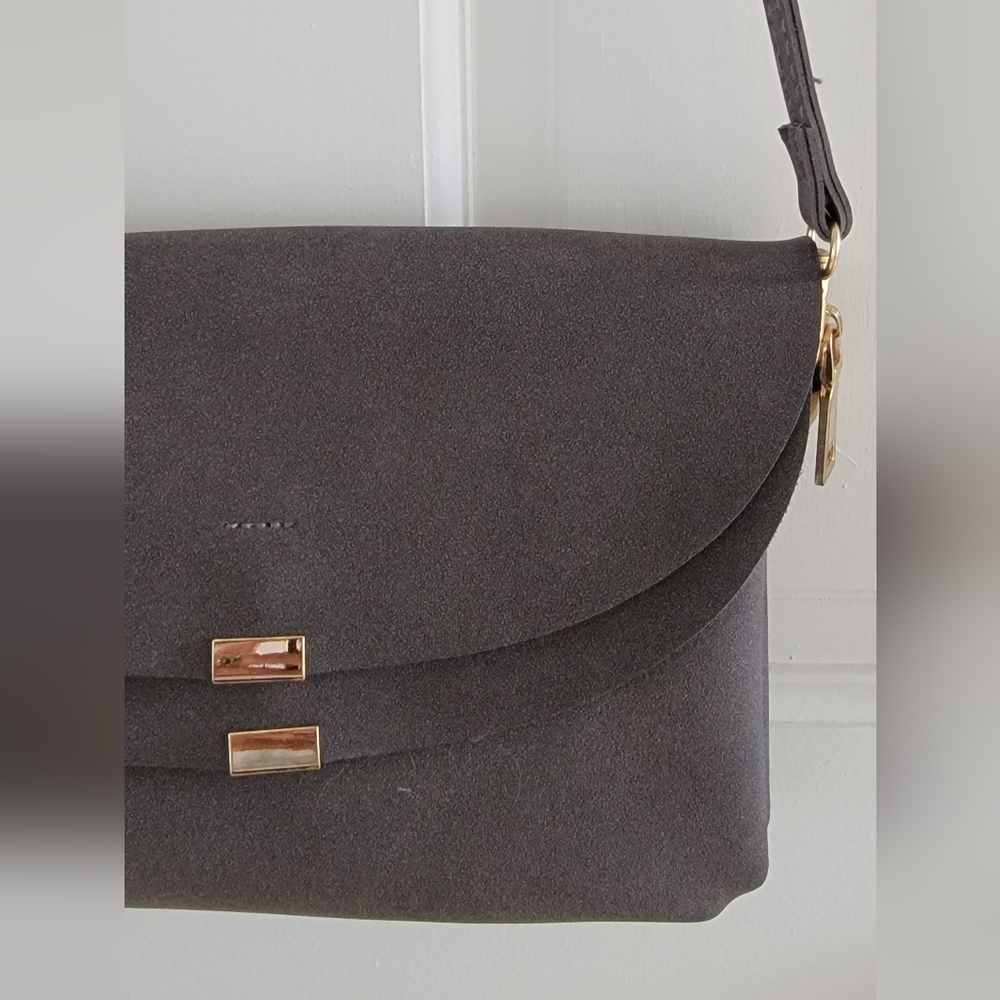 Sleek Gray Crossbody Bag - Picture 4 of 15